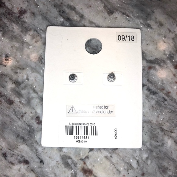 🤍 Express Cubic Zirconia Earrings BN - Picture 3 of 3